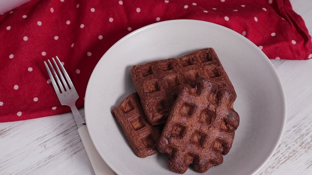 My kids LOVE these chocolate waffles from the Meal Plans. I had to remake them because they wanted them for breakfast every day!  And to be honest, I was totally ok with that, because they have over 3mg of iron per serve. 
Not to mention I can make up a batch on the weekend and the kids could actually make their own breakfast for the week (although I did have to keep an eye on how much maple syrup my youngest was pouring himself....).

You can try out my meal plans for 7 days via the link in my bio or copy the link below. 

https://withextraveg.app/r/meal-plans

#veganmealplans #busyveganmama #busyveganmom #busyveganmum #veganfamilies #vegankids #vegankidsmeals #vegankidsfood #vegannutritionist #veganiron #veganwaffles #plantbasedmealplans #veganparents #vegansofbrisbane #vegansofig #withextraveg #veganbreakfast #mealprep #makeaheadmeals